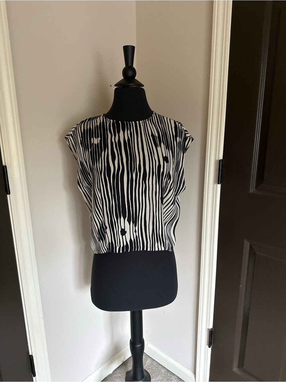 Alice + Olivia Black and White Printed Cap-Sleeve Blouse L